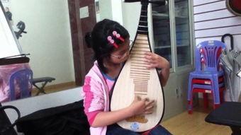 小朋友弹成人琵琶视频,小朋友弹奏成人琵琶的奇妙之旅  第1张