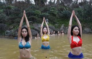 泳衣女成人温泉视频,泳衣美女畅享夏日魅力瞬间  第1张