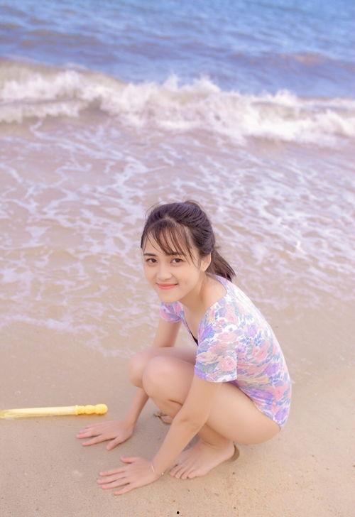 泳衣女成人温泉视频,泳衣美女畅享夏日魅力瞬间  第3张
